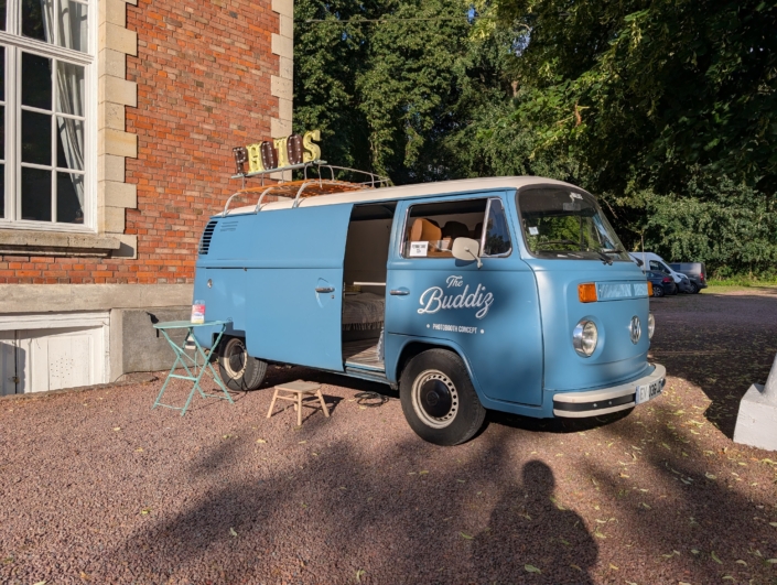 Combi Volkswagen The Buddiz transformé en photobooth lors d'un événement au Château de Premesque