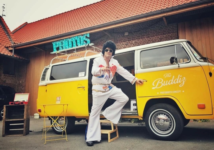 elvis posant devant un combi jaune