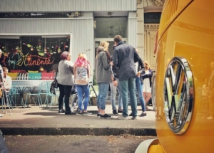 invités attendant devant le combi
