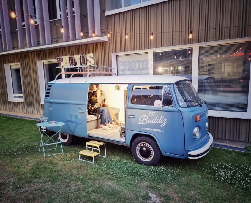 Collaborateurs dans le combi photo lors d'une soirée d'entreprise